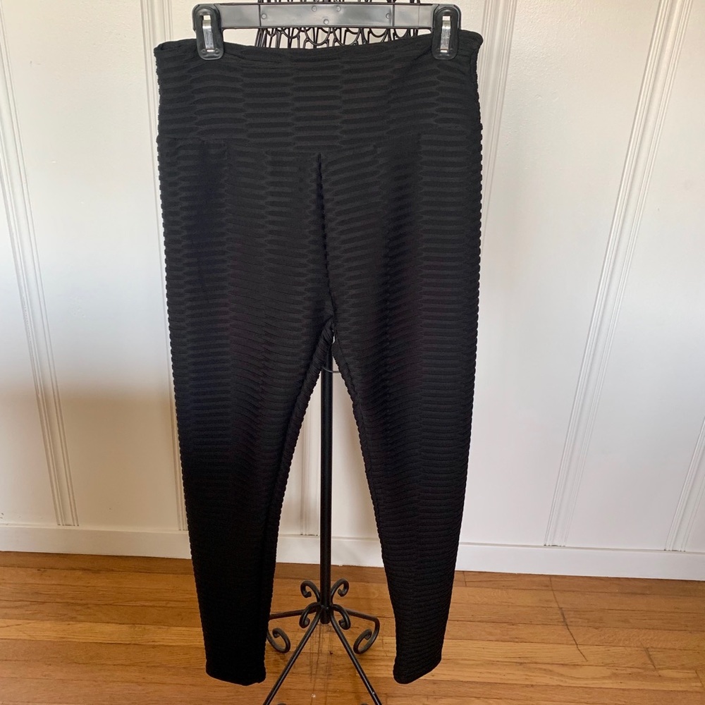 Black leggings with design